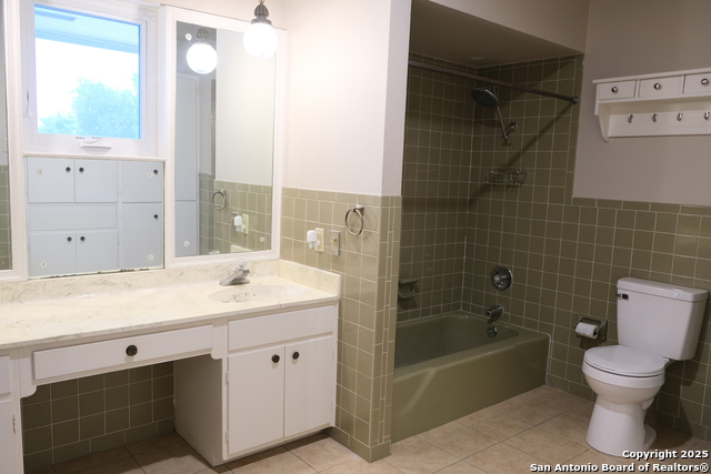 Image 32 of 42 For 393 Fenwick Dr.