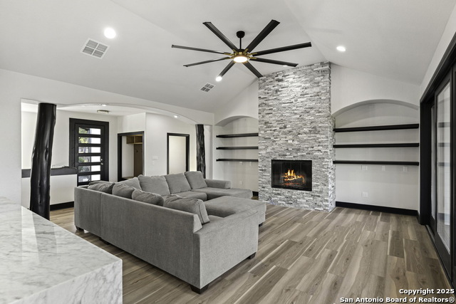 Image 5 of 62 For 141 Oak Shores