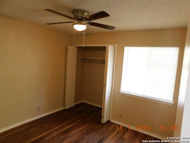 Listing photo id 9 for 5212 Meadow Field  4