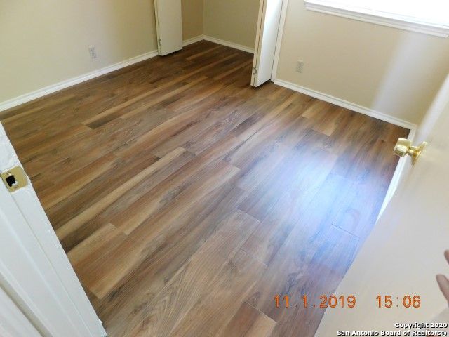 Listing photo id 10 for 5212 Meadow Field  4