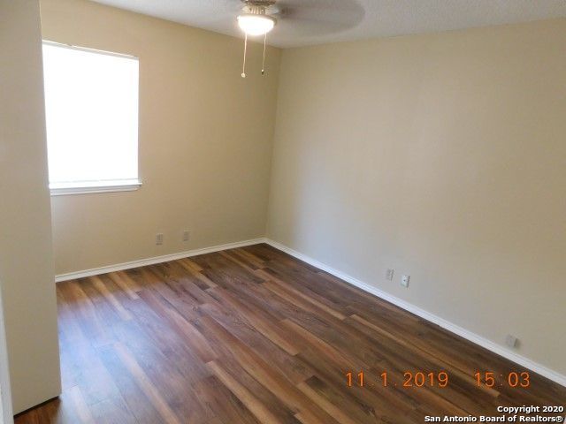 Listing photo id 13 for 5212 Meadow Field  4