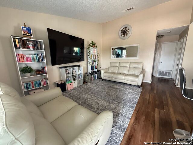 Listing photo id 2 for 5212 Meadow Field  4