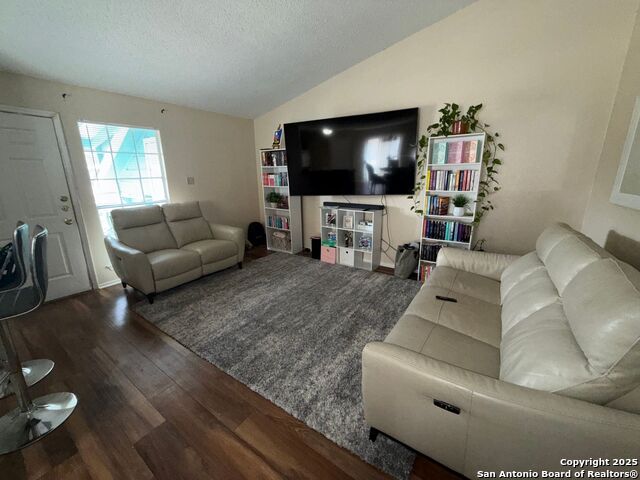 Listing photo id 3 for 5212 Meadow Field  4
