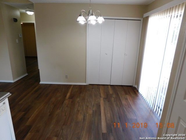 Listing photo id 4 for 5212 Meadow Field  4