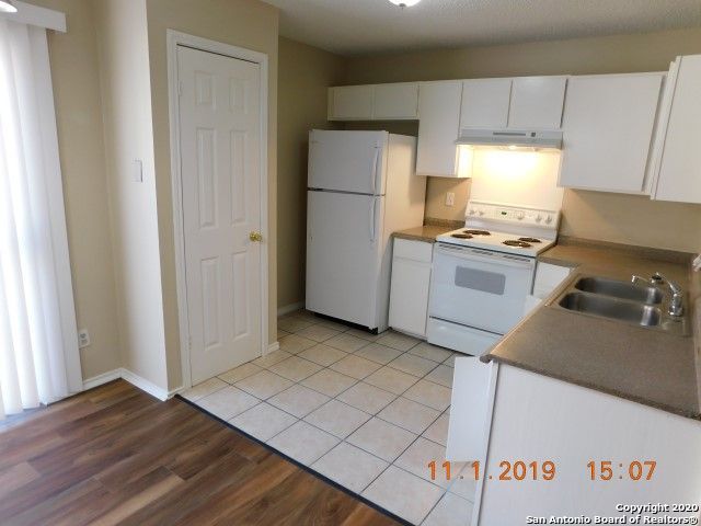 Listing photo id 5 for 5212 Meadow Field  4