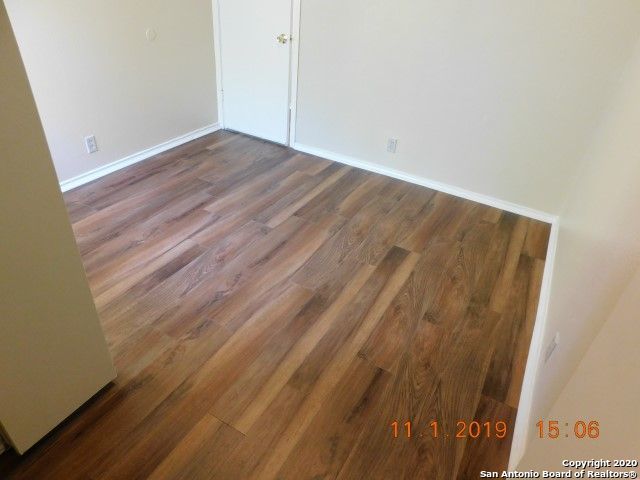 Listing photo id 7 for 5212 Meadow Field  4