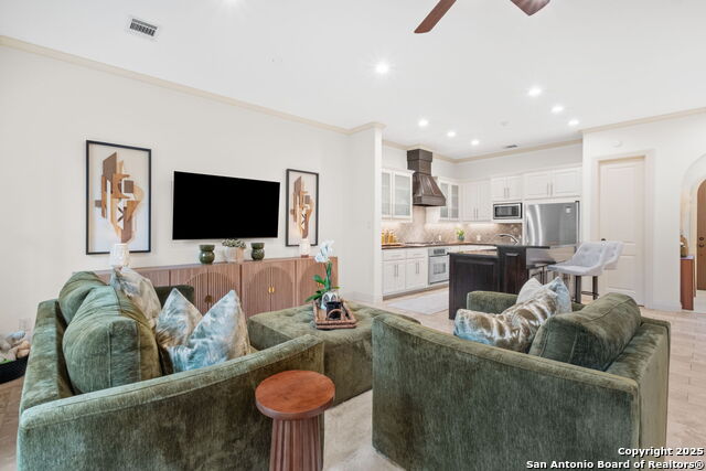 Image 11 of 35 For 205 Hubbard  2