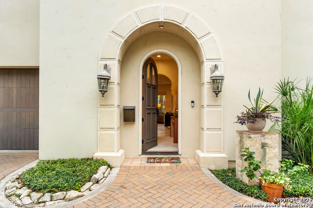 Image 2 of 35 For 205 Hubbard  2