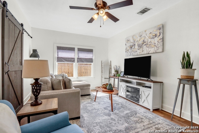 Listing photo id 8 for 569 Wright  