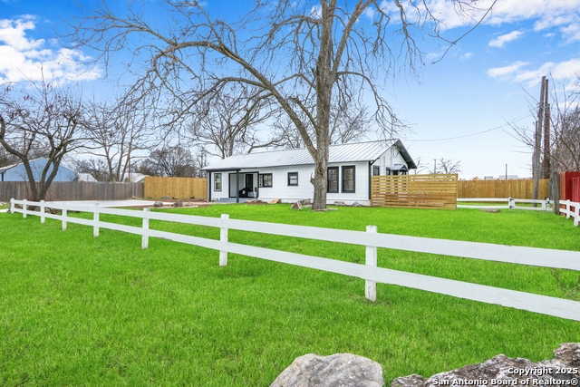 Listing photo id 1 for 569 Wright  