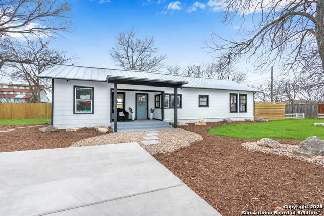 Listing photo id 3 for 569 Wright  