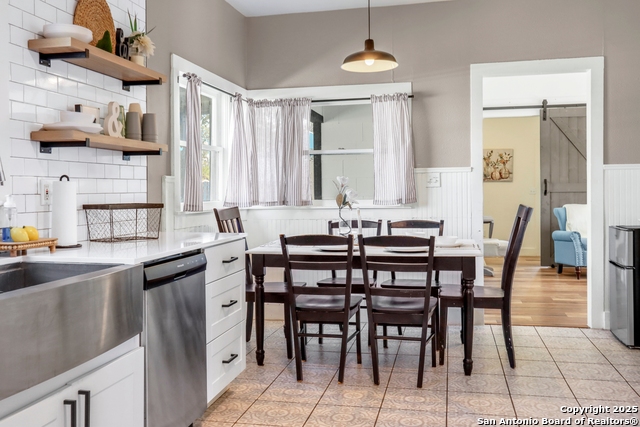 Listing photo id 13 for 569 Wright  