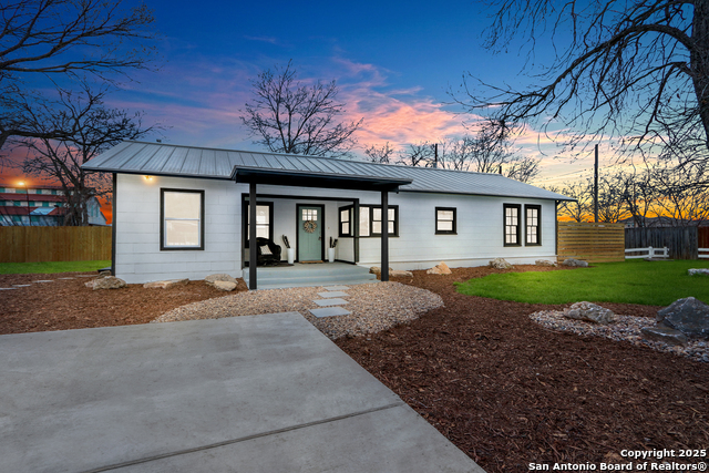 Listing photo id 0 for 569 Wright  