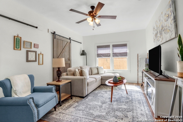 Listing photo id 7 for 569 Wright  