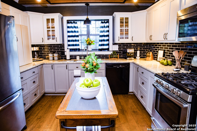 Image 10 of 53 For 611 Burbank St W