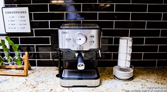 Image 11 of 53 For 611 Burbank St W