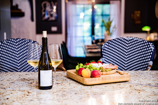 Image 12 of 53 For 611 Burbank St W