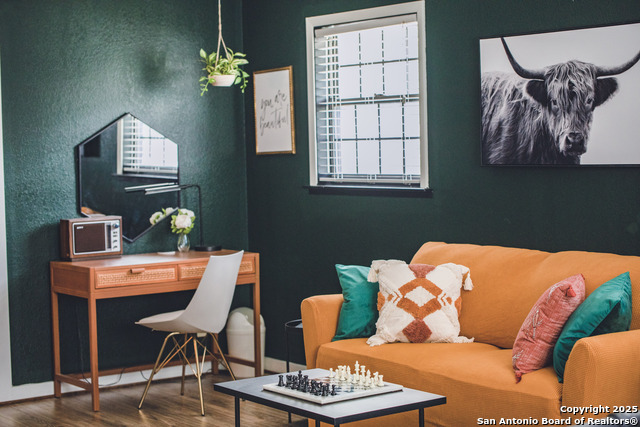 Image 14 of 53 For 611 Burbank St W