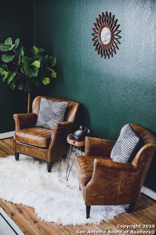 Image 15 of 53 For 611 Burbank St W