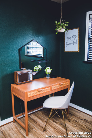 Image 19 of 53 For 611 Burbank St W