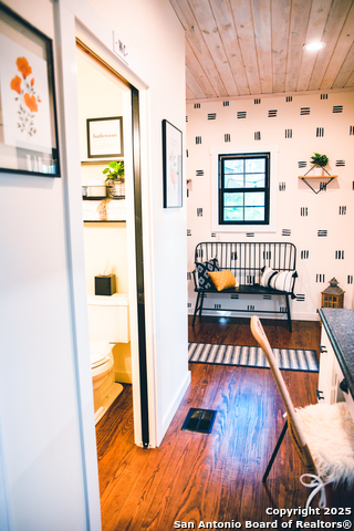 Image 21 of 53 For 611 Burbank St W