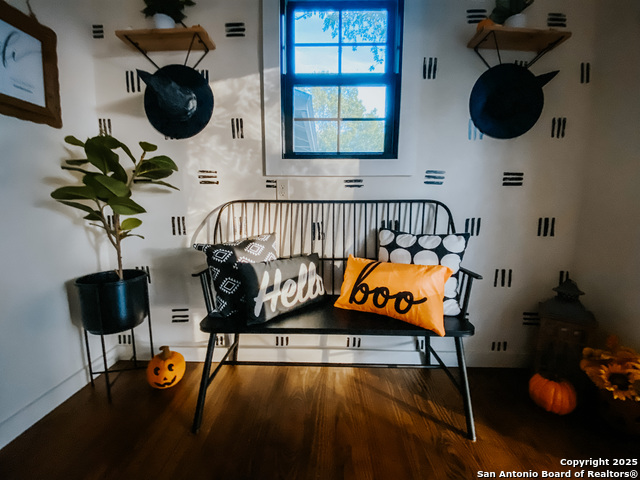 Image 22 of 53 For 611 Burbank St W