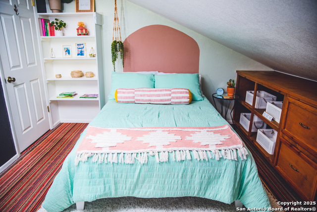 Image 30 of 53 For 611 Burbank St W