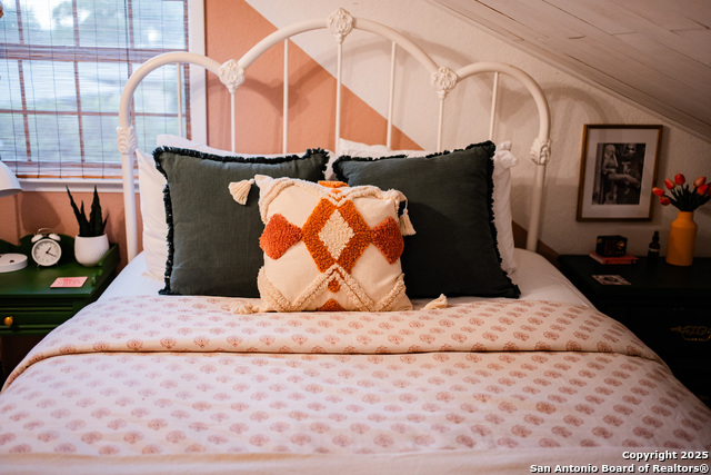 Image 36 of 53 For 611 Burbank St W