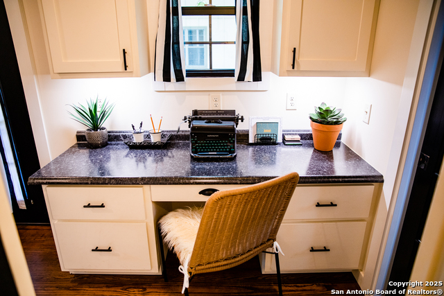 Image 37 of 53 For 611 Burbank St W