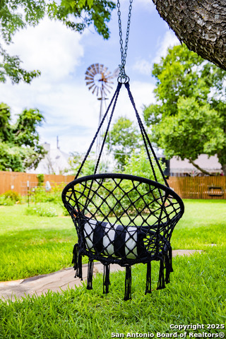 Image 43 of 53 For 611 Burbank St W