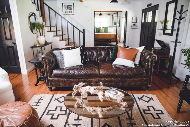 Image 7 of 53 For 611 Burbank St W