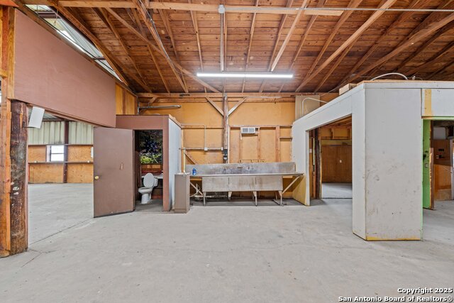 Listing photo id 16 for 10102 Roosevelt