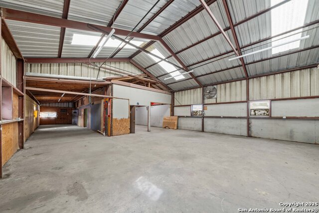 Listing photo id 19 for 10102 Roosevelt