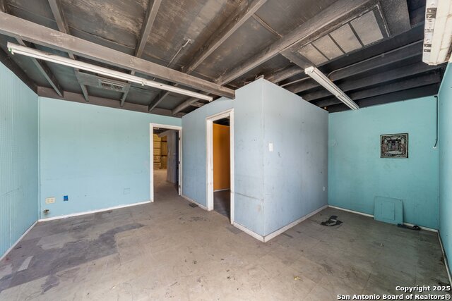 Listing photo id 21 for 10102 Roosevelt