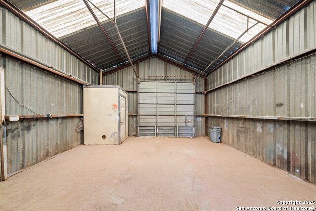 Listing photo id 24 for 10102 Roosevelt