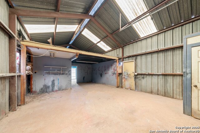 Listing photo id 25 for 10102 Roosevelt