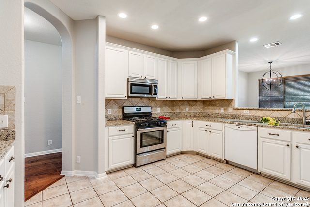 Image 16 of 25 For 407 Neches Branch