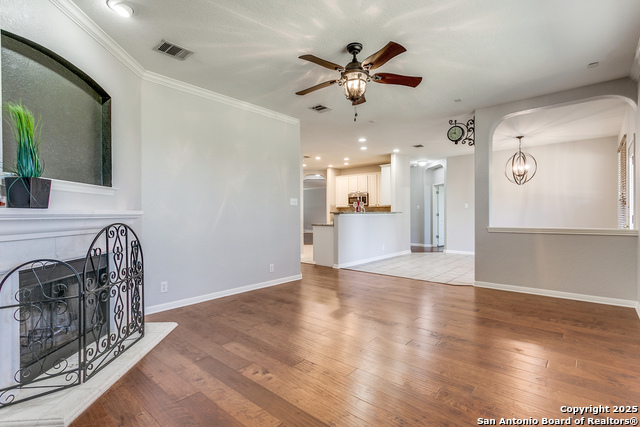 Image 9 of 25 For 407 Neches Branch