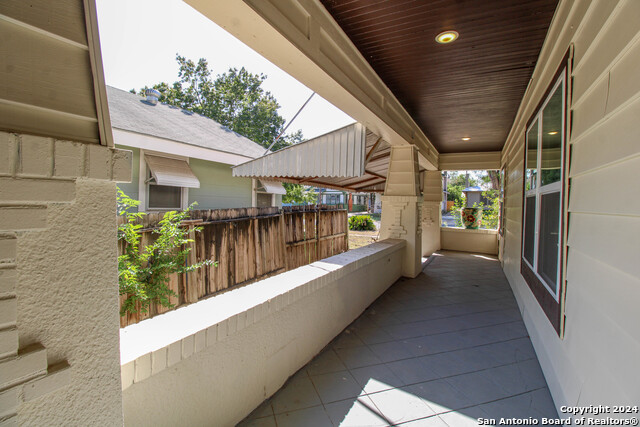 Image 32 of 38 For 931 Gramercy W