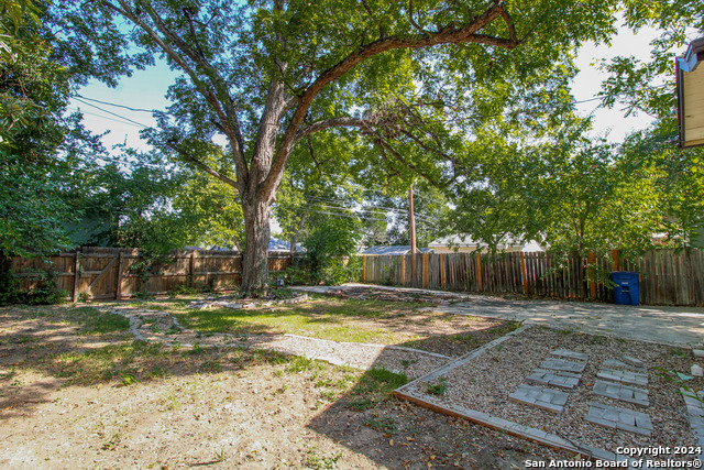 Image 35 of 38 For 931 Gramercy W