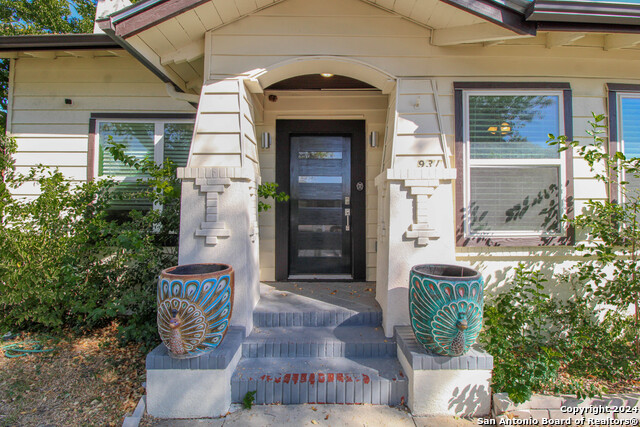 Image 4 of 38 For 931 Gramercy W