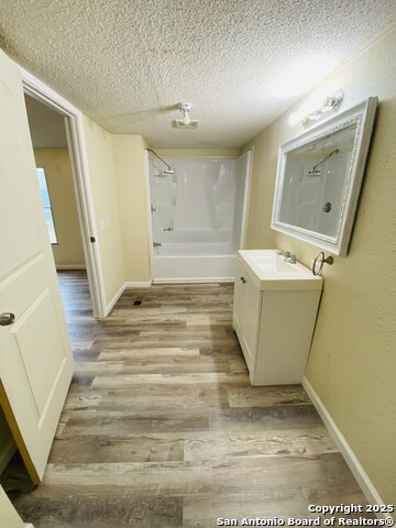 Listing photo id 13 for 125 Finch  