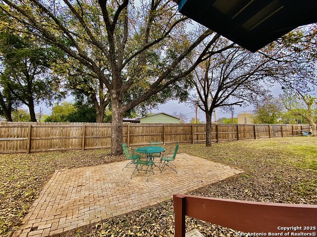 Listing photo id 3 for 125 Finch  