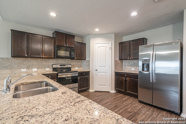 Listing photo id 6 for 7350 Sky Blue