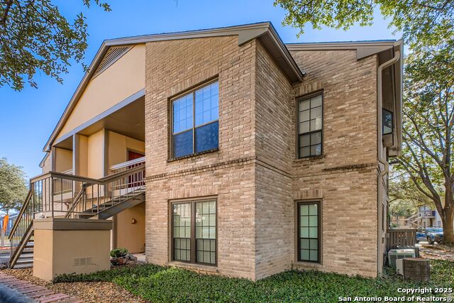 Image 3 of 21 For 11839 Parliament  2013