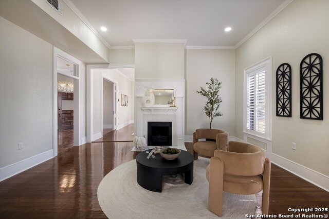 Image 11 of 47 For 617 Guenther E