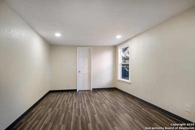 Image 30 of 47 For 617 Guenther E