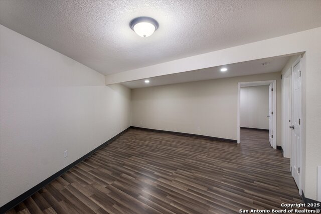 Image 31 of 47 For 617 Guenther E