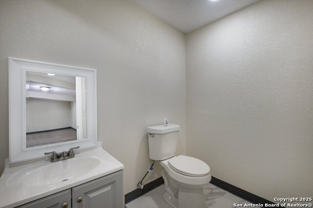 Image 34 of 47 For 617 Guenther E