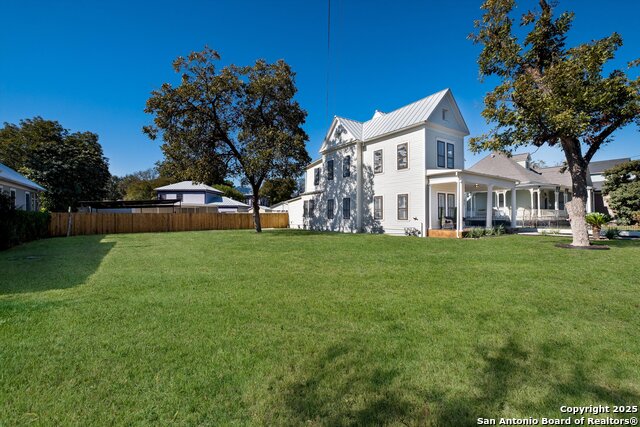 Image 4 of 47 For 617 Guenther E